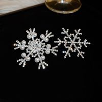 Fashion Snowflake Alloy Inlay Rhinestones Pearl Women's Brooches main image 3