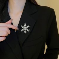 Fashion Snowflake Alloy Inlay Rhinestones Pearl Women's Brooches main image 2