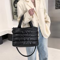 Mittel Nylon Einfarbig Mode Gesteppt Quadrat Reißverschluss Handtasche Umhängetasche Quadratische Tasche sku image 1