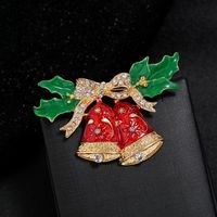 Mode Sapin De Noël Forme De Cœur Flocon De Neige Alliage Émail Perles Artificielles Strass Unisexe Broches sku image 2