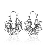 Rétro Accrocheur Creux Motif Totem Vintage Boucles D'oreilles Pétale Géométrique En Forme De Coeur En Métal Ornement sku image 1