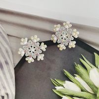 Fashion Snowflake Alloy Inlay Artificial Pearls Rhinestones Women's Earrings 1 Pair main image 4