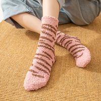 Femmes Mode Bande Polyester Mélange Jacquard Crew Socks main image 3