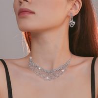 Elegante Señora Geométrico Aleación Ahuecar Embutido Diamantes De Imitación Mujeres Aretes Collar sku image 3