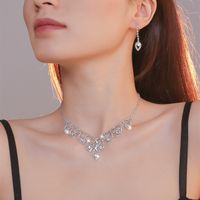 Elegante Señora Geométrico Aleación Ahuecar Embutido Diamantes De Imitación Mujeres Aretes Collar sku image 4