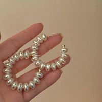 1 Paar Elegant Überdimensioniert C-form Legierung Barocke Perlen Perle Reif Ohrringe main image 3