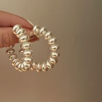 1 Paar Elegant Überdimensioniert C-form Legierung Barocke Perlen Perle Reif Ohrringe main image 1