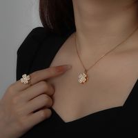 Simple Style Four Leaf Clover Round Flower Alloy Plating Hollow Out Inlay Rhinestones Women's Pendant Necklace 1 Piece main image 3