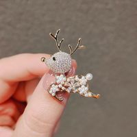 Fashion Oval Flower Butterfly Copper Inlay Rhinestones Pearl Women's Brooches sku image 92