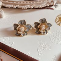 1 Paar Retro Blume Legierung Emaille Künstliche Perlen Frau Ohrstecker sku image 1