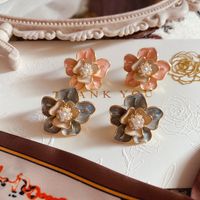 1 Paar Retro Blume Legierung Emaille Künstliche Perlen Frau Ohrstecker main image 1
