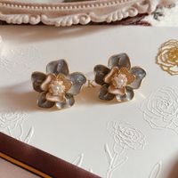 1 Paar Retro Blume Legierung Emaille Künstliche Perlen Frau Ohrstecker main image 2