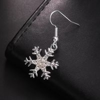 Mode Flocon De Neige Alliage Placage Strass Noël Femmes Des Boucles D'oreilles 1 Paire main image 2