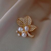 Flower Pearl Brooch Female Suit Anti-light Button Korean Fashion Pin Brooch Female main image 3