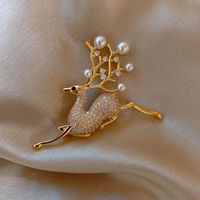 Fashion Oval Flower Butterfly Copper Inlay Rhinestones Pearl Women's Brooches sku image 68