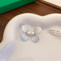 Art Und Weise Eingelegte Normallackohrringe Des Perlenblumenblattes Großhandel sku image 3