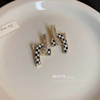 Koreanische Diamantbesetzte Perlenkreuzohrringe Nischen Kreative Schachbrettohrringe main image 4
