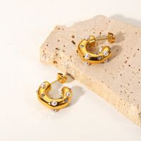 Fashion C-shaped 18k Gold Stainless Steel Hammer Pattern Pearl Inlaid Zircon Women's Earrings main image 5