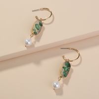 Boucles D&#39;oreilles En Perles Incrustées En Forme De C En Grappe Verte Simple En Gros main image 3
