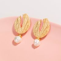 Vintage Dumb Gold Irregular Metal Hollow V-shaped Hand-wound Pearl Earrings main image 3