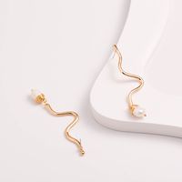 Fashion Simple Inlaid Pearl Metal Curve Drop Earrings Wholesale main image 3