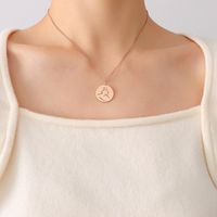 Collier De Mode Simple Portrait Abstrait Pendentif Rond Collier En Acier Au Titane sku image 3