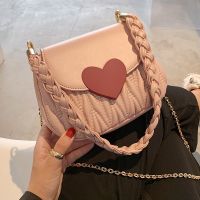 2022 New Fashion Heart Buckle One-shoulder Messenger Small Square Bag 20*16*6cm main image 4