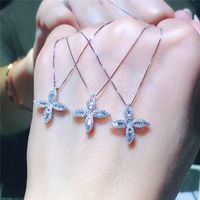Simple Flower Shaped Inlaid Zircon Copper Necklace Wholesale main image 3