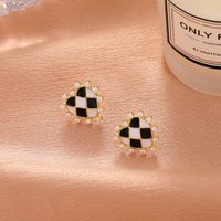 Retro Inlaid Pearl Three-dimensional Heart Shaped Stud Alloy Earrings Female main image 4