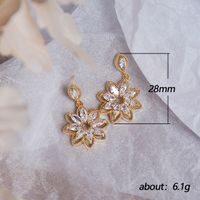 Boucles D&#39;oreilles En Cuivre Coréen Micro-set Zircon Cristal Fleur Boucles D&#39;oreilles Femme main image 6