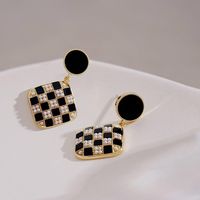 أزياء الأسود والأبيض الشطرنج سبيكة أقراط اللؤلؤ مربع main image 1