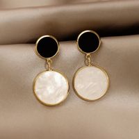 Pendientes Minimalistas De Aleación De Otoño E Invierno Para Mujer Con Círculo De Perlas Barrocas sku image 2