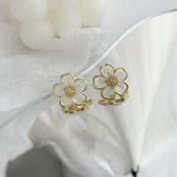 Fashion Retro Simple Pearl Female New Flower Simple Alloy Earrings sku image 2