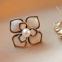 Vintage Dripping Oil Pearl Contrast Color Flower Stud Earrings Wholesale main image 4