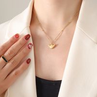 Fashion Wing Round Pendant Necklace Geometric Titanium Steel Gold-plated Clavicle Chain sku image 1