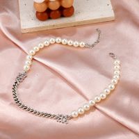 Fashion Retro Asymmetric Pearl Stitching Necklace Simple Alloy Collarbone Chain main image 4