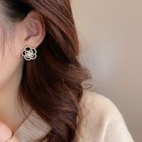 Retro Drop Oil Pearl Flower Female Fashion Sweet Earrings Wholesale main image 3