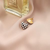 Creative Three-dimensional Peach Heart Checkerboard Stud Earrings Female main image 4