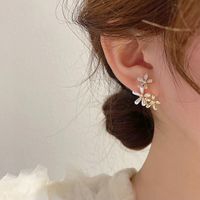 Simple Inlaid Zircon Pearl Flower Shaped Alloy Earrings Wholesale main image 1