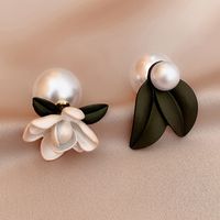 Asymmetrische Perlenblumenblatt-legierungsohrringe Der Koreanischen Art Großhandel main image 1