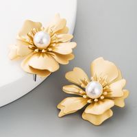 Korean Style Flower Shaped Inlaid Peral Simple Alloy Stud Earrings main image 3