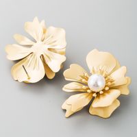Korean Style Flower Shaped Inlaid Peral Simple Alloy Stud Earrings main image 5