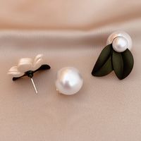 Asymmetrische Perlenblumenblatt-legierungsohrringe Der Koreanischen Art Großhandel sku image 1