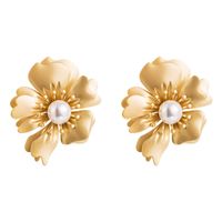 Korean Style Flower Shaped Inlaid Peral Simple Alloy Stud Earrings sku image 1