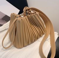 Spring And Summer New Pleated Solid Color Messenger Bucket Bag 29*16.5*12 main image 5