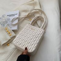 2022 New Fashion Rhombus Messenger Pearl Chain Portable Small Square Bag 17*6*20.5 sku image 1