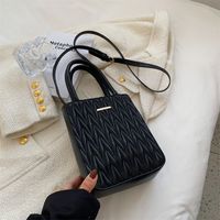 2022 New Fashion Rhombus Messenger Pearl Chain Portable Small Square Bag 17*6*20.5 sku image 2