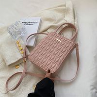 2022 New Fashion Rhombus Messenger Pearl Chain Portable Small Square Bag 17*6*20.5 sku image 3