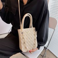 2022 New Fashion Rhombus Messenger Pearl Chain Portable Small Square Bag 17*6*20.5 sku image 4