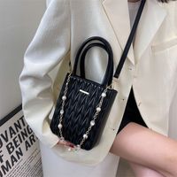 2022 New Fashion Rhombus Messenger Pearl Chain Portable Small Square Bag 17*6*20.5 sku image 5
